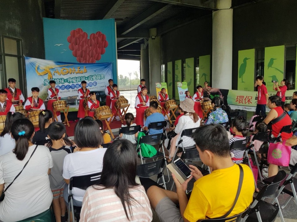 高美濕地遊客服務中心生態保護活動　韓媒前來採訪宣傳濕地之美。(記者林俊維翻攝)